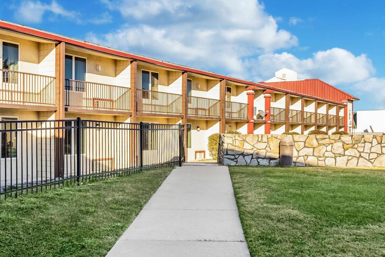 Countryside Suites Kansas City Independence I-70 East Sports Complex Hotel Exteriör bild